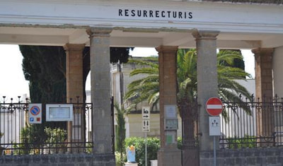 Portone di ingresso del cimiteri comunale con una parte del recinto
