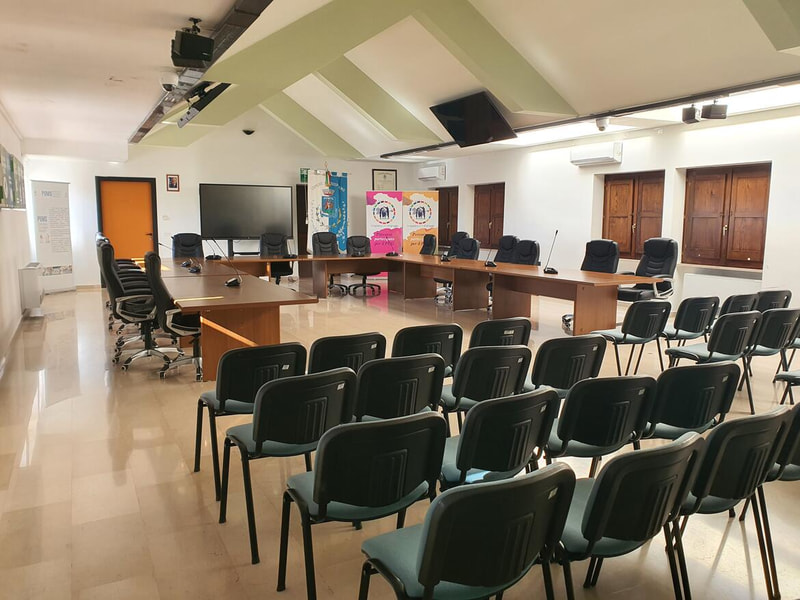 Foto della Sala Consigliare allestita per una seduta di Consiglio Comunale